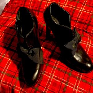 Black in very good condition. Very dressy.